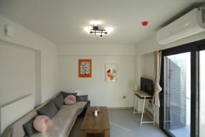 una sala de estar con un sofá y una mesa en Blossom House-At the foot of the Acroplis and Parking available, en Atenas