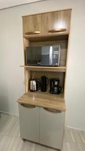 a microwave sitting on top of a kitchen counter at Sobrado Vila Industrial in Toledo
