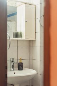 un bagno con lavandino e specchio di Crystal Cherry Apartment a Preveza Altre 16 foto