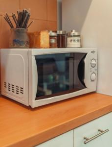 un forno a microonde seduto sopra un bancone di Crystal Cherry Apartment a Preveza