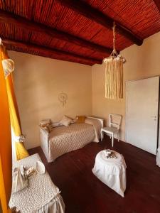 een slaapkamer met een bed en een tafel bij La Cholita in Belén