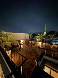 a rooftop deck with chairs and tables at night at Casa grande de lujo cerca Antigua Guatemala in Antigua Guatemala