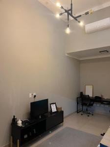 an office with a desk and a computer in a room at Casa nova e aconchegante in Americana