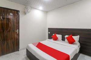 Postel nebo postele na pokoji v ubytování Hotel O Galaxy