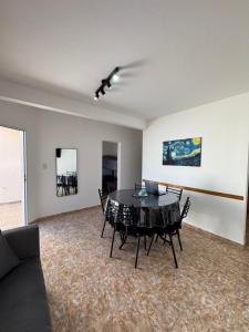 Ruang duduk di Complejo NAEN - Apartamentos a 1 Cuadra del Mar - Mar del Tuyú