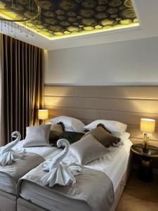 two beds in a hotel room with two lamps at Apartament Primavera 5 Premium MINI SPA z Sauną in Kielce