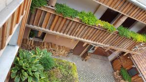 einen Blick über ein Gebäude mit einer Terrasse mit Pflanzen in der Unterkunft Gästehaus Stadtschaenke in Liebstadt