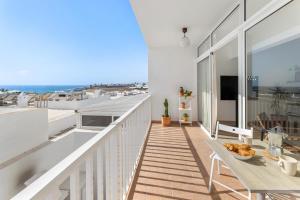 ein Balkon mit Tisch und Meerblick in der Unterkunft La casa de la playa in Playa Honda