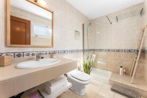 ein Badezimmer mit Waschbecken, Toilette und Dusche in der Unterkunft La casa de la playa in Playa Honda + 16 Fotos