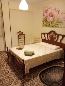 une chambre avec un grand lit dans une pièce dans l'établissement casa royal alicante, à Alicante