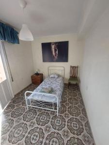 une chambre avec un lit et un tableau au mur dans l'établissement casa royal alicante, à Alicante