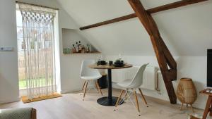 a dining room with a table and white chairs at 'Jungle' Gezellig appartement op 1e verdieping in centrum in Middelburg