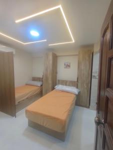 Un dormitorio con dos camas y un techo. en استديو فاخر للايجار, en Seis de Octubre