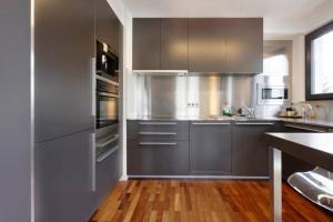 cocina con electrodomésticos de acero inoxidable y suelo de madera en Rooftop Luxembourg Ville, en Luxemburgo