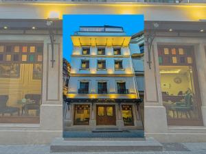 une photo d'un bâtiment devant dans l'établissement Ada Karakoy Hotel - Special Category, à Istanbul