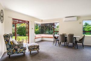 ein Esszimmer mit Tisch und Stühlen in der Unterkunft Mountain Majesty on Orchard-Wanaka Holiday Home in Wanaka + 25 Fotos