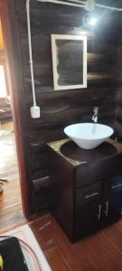 baño con lavabo blanco en la encimera en Casa troncos, en La Paloma 2 fotos más