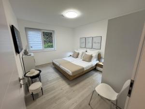 Postel nebo postele na pokoji v ubytování Neue Wohnung für 4 Küche Terrasse
