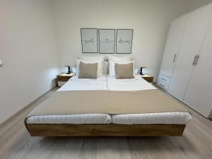 Postel nebo postele na pokoji v ubytování Neue Wohnung für 4 Küche Terrasse