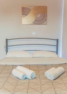 A bed or beds in a room at Cherry House