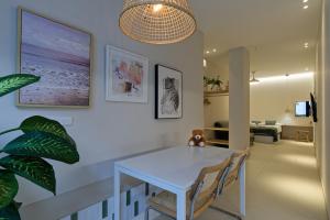 a dining room with a white table and chairs at Osito Hub - Esteban Ballester in Valencia