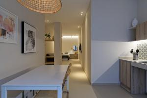 a kitchen and dining room with a white table and chairs at Osito Hub - Esteban Ballester in Valencia