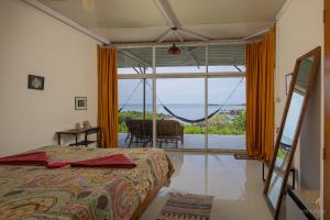 una camera da letto con un letto e vista sull'oceano di Abidal Resort a Patnem