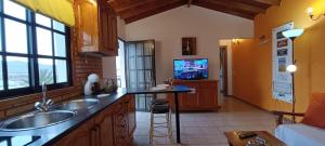 Η κουζίνα ή μικρή κουζίνα στο Casa Las Tinajas 2 +2 φωτογραφίες