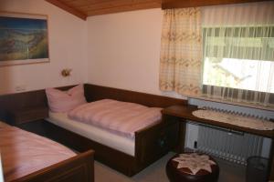 - une petite chambre avec un lit et une fenêtre dans l'établissement Montafon Apartment, à Schruns