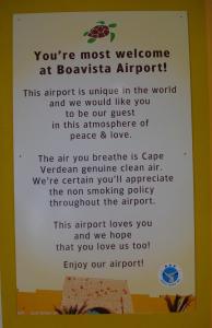 Una señal que dice que eres bienvenido en el aeropuerto de Boston. en Studio Mira Mare, en Sal Rei