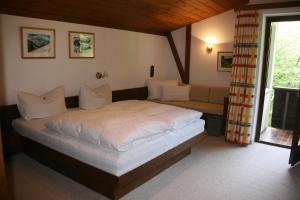 - une chambre avec un grand lit et un canapé dans l'établissement Montafon Apartment, à Schruns