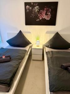 zwei Betten nebeneinander in einem Zimmer in der Unterkunft Apartment WH7 in Frechen