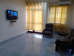 TV a/nebo společenská místnost v ubytování Beta Rooms Double Bedroom Gome Fortress Business Center Dansoman Accra + 10 fotografií