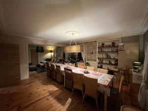 a dining room with a table and chairs at Gîte de charme jusqu'à 14 personnes, Proche du lac de Gérardmer in Gérardmer
