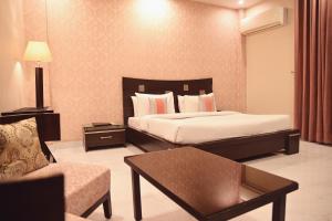 Postel nebo postele na pokoji v ubytování Best Western Faisalabad