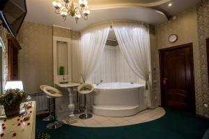 ein großes Bad mit einer Badewanne und einem Waschbecken in der Unterkunft Hotel Maraphon in Lipezk