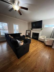 Χώρος καθιστικού στο Spacious Gorgeous 3bd home with large deck Close to EVERYTHING