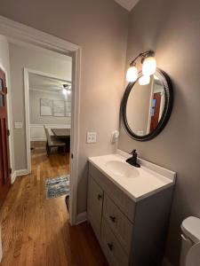 Ένα μπάνιο στο Spacious Gorgeous 3bd home with large deck Close to EVERYTHING +42 φωτογραφίες