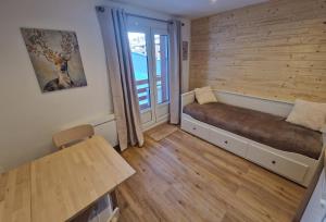 a room with a bench in a room with a window at Centre Station - La Vallée Blanche 2 - La Foux in Allos