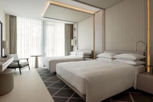 Ένα ή περισσότερα κρεβάτια σε δωμάτιο στο Rabat Marriott Hotel