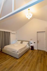 Postel nebo postele na pokoji v ubytování Hotel 5 HILLS DRAGASANI