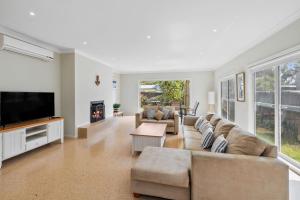 Μια τηλεόραση ή/και κέντρο ψυχαγωγίας στο Minifie Beach House 13