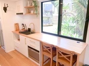 Kuchyň nebo kuchyňský kout v ubytování Modern Kiama Tiny House - A unique coastal escape