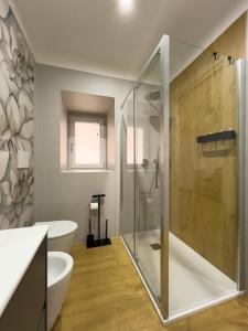 マンフレドーニアにあるTORRIONE Apartmentのシャワーとトイレ付きのバスルーム