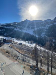 a view of a ski slope with the sun in the sky at Les TERRASSES D'ISOLA 2000 in Isola