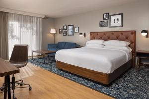 Postel nebo postele na pokoji v ubytování Four Points by Sheraton Bakersfield