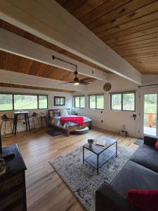 Posezení v ubytování A Restful Studio Near a Creek and Forest - Pet Friendly