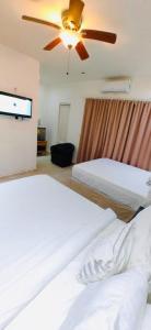 Postel nebo postele na pokoji v ubytování Las Palmas Beach villa 0230