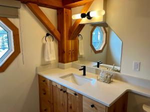 Ванная комната в Alpine Timber Luxury Chalet w/Hot Tub +50 фотографий