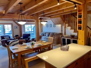 Гостиная зона в Alpine Timber Luxury Chalet w/Hot Tub